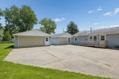 4368 9TH Street East Moline IL 61244