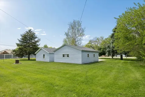 4368 9TH Street East Moline IL 61244
