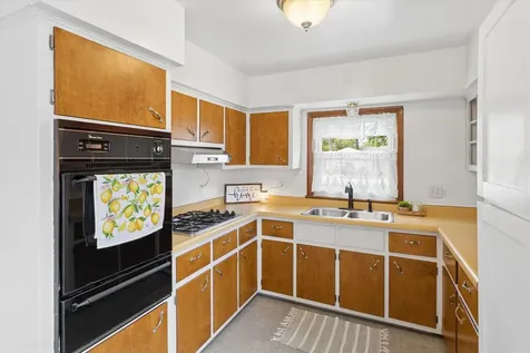 4368 9TH Street East Moline IL 61244