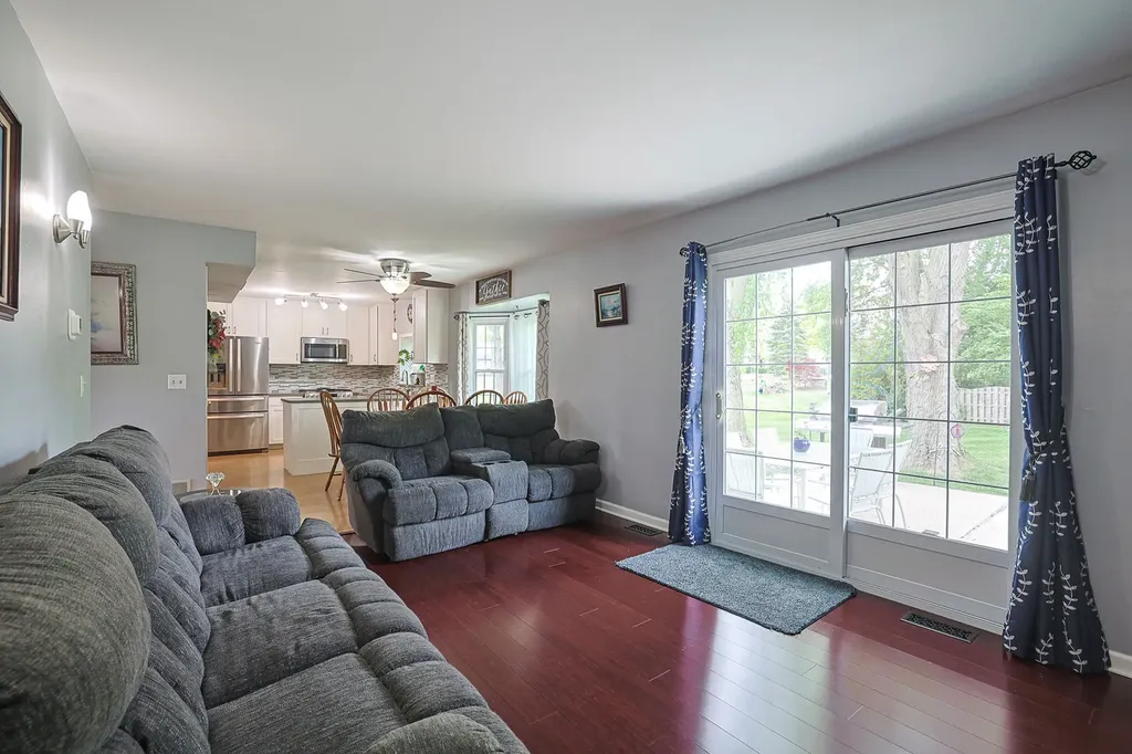 830 Hawk Lane Carol Stream IL 60188