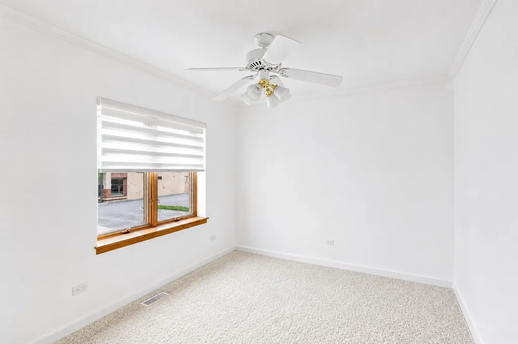 15 Manchester Lane Elmhurst IL 60126