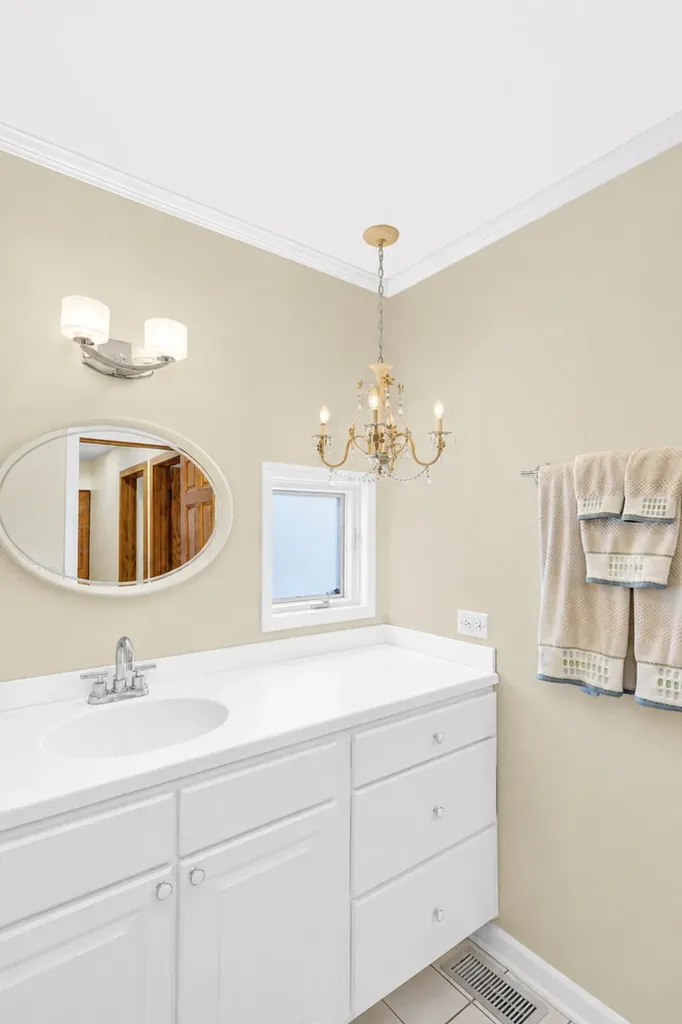 15 Manchester Lane Elmhurst IL 60126