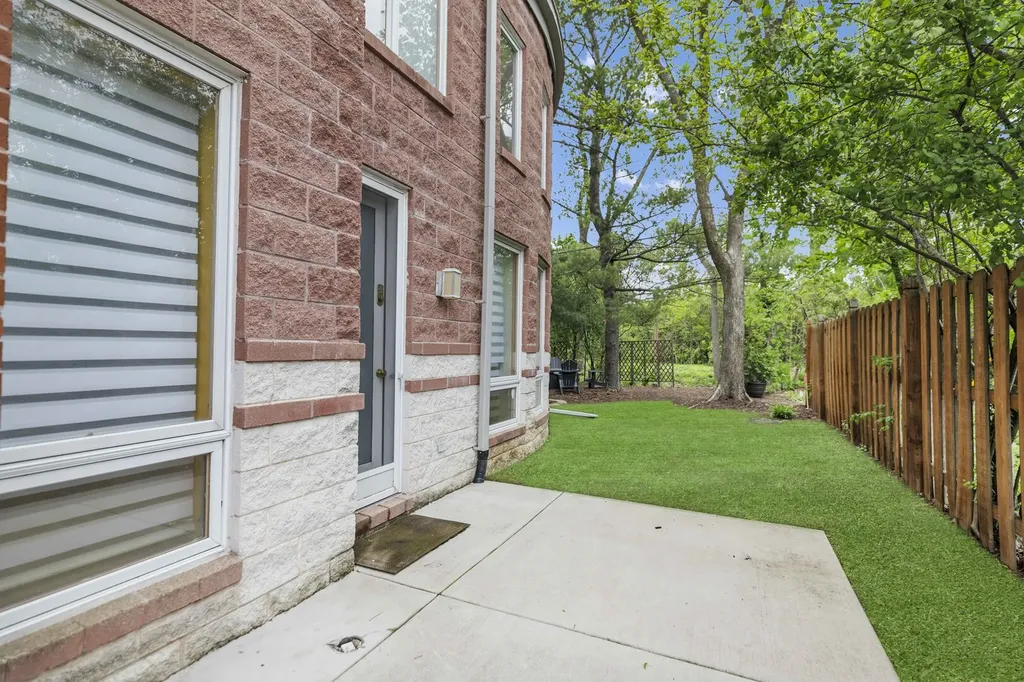 15 Manchester Lane Elmhurst IL 60126