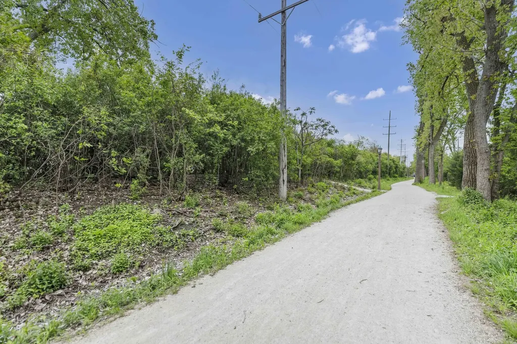 15 Manchester Lane Elmhurst IL 60126