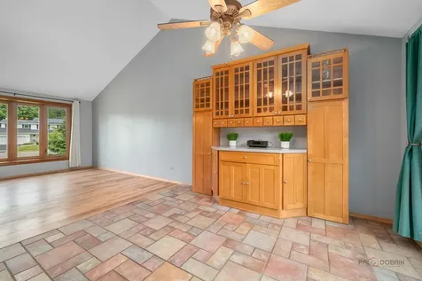 829 Colony Court Lindenhurst IL 60046