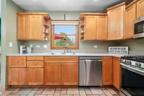829 Colony Court Lindenhurst IL 60046
