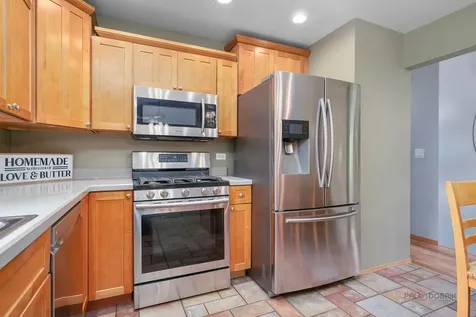 829 Colony Court Lindenhurst IL 60046