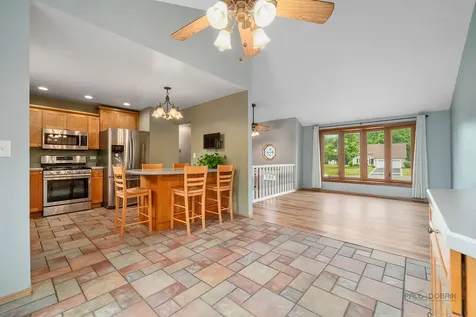 829 Colony Court Lindenhurst IL 60046
