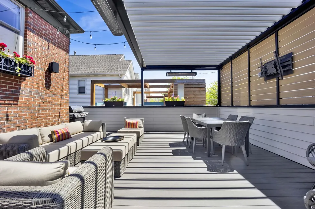 1621 West Rosehill Drive Chicago IL 60660