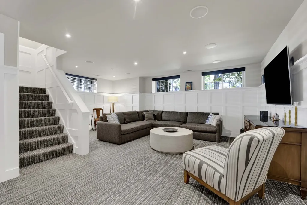 1621 West Rosehill Drive Chicago IL 60660