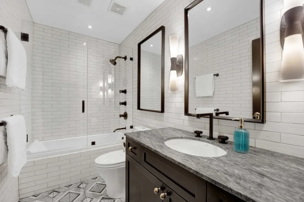 1621 West Rosehill Drive Chicago IL 60660