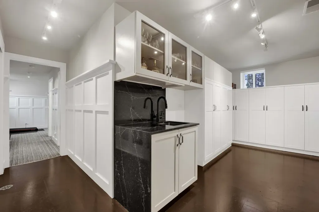 1621 West Rosehill Drive Chicago IL 60660