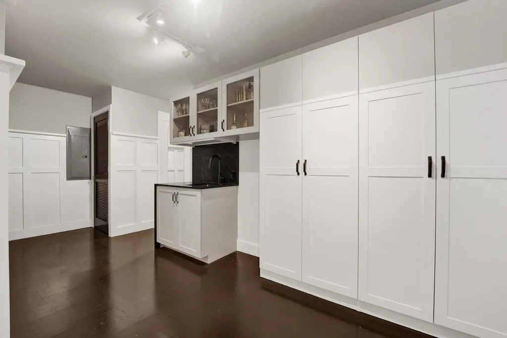 1621 West Rosehill Drive Chicago IL 60660