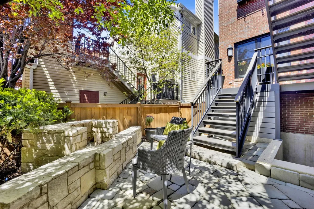 1621 West Rosehill Drive Chicago IL 60660