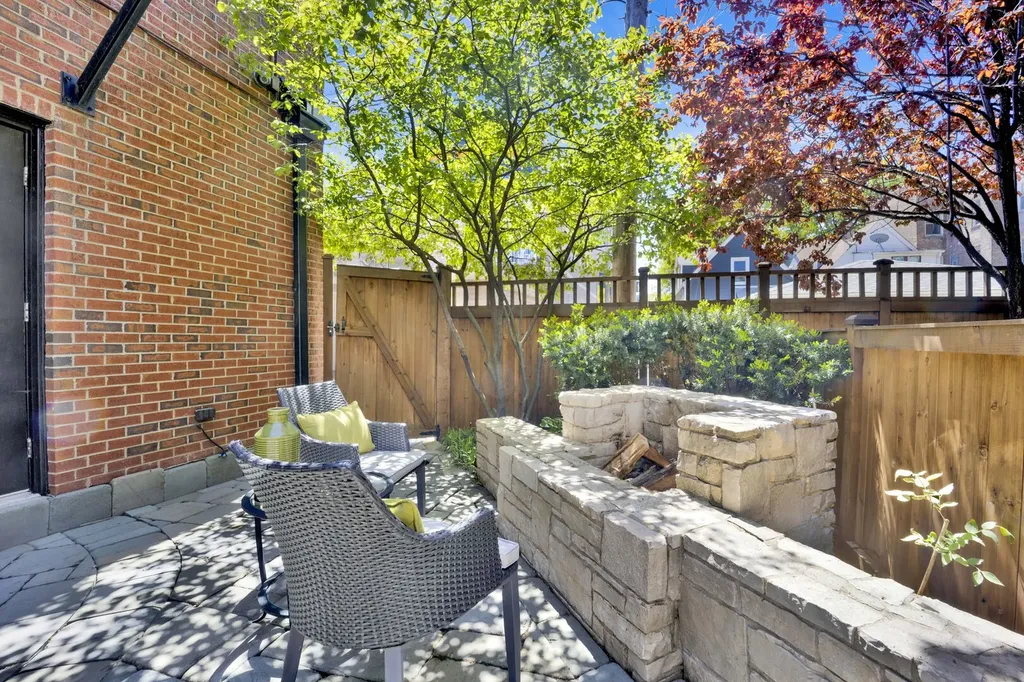 1621 West Rosehill Drive Chicago IL 60660