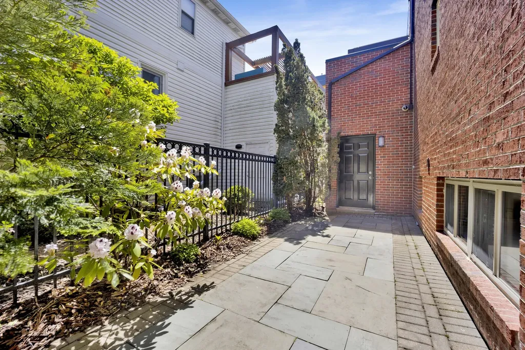 1621 West Rosehill Drive Chicago IL 60660