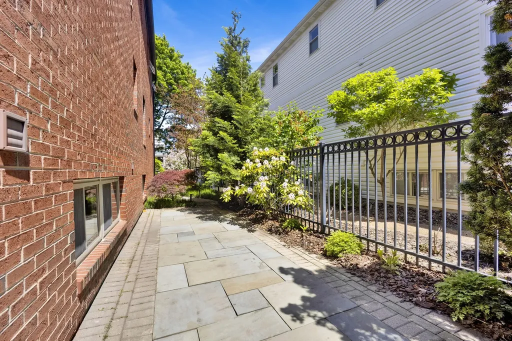 1621 West Rosehill Drive Chicago IL 60660