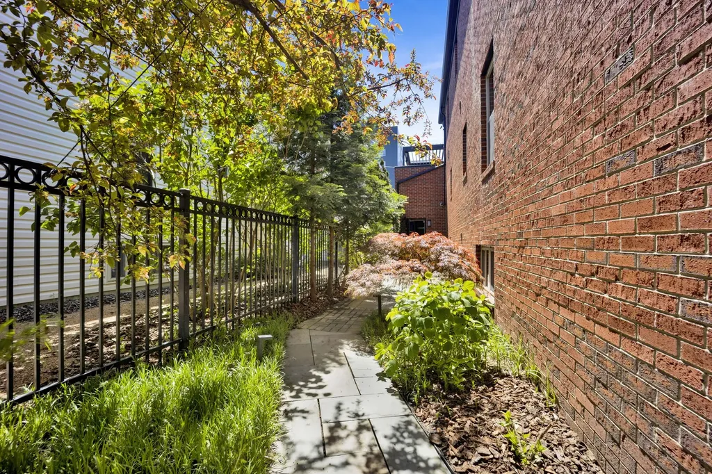 1621 West Rosehill Drive Chicago IL 60660