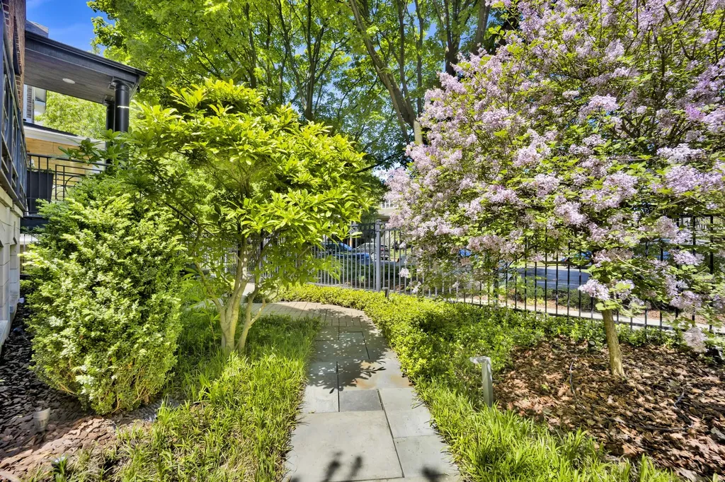 1621 West Rosehill Drive Chicago IL 60660