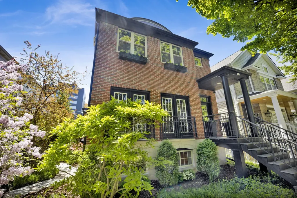 1621 West Rosehill Drive Chicago IL 60660