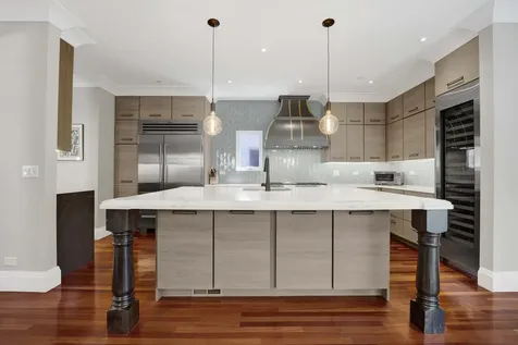 1621 West Rosehill Drive Chicago IL 60660