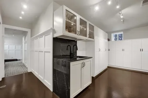 1621 West Rosehill Drive Chicago IL 60660