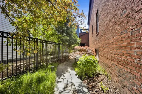 1621 West Rosehill Drive Chicago IL 60660
