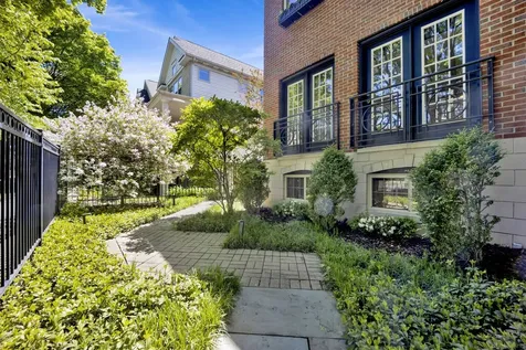 1621 West Rosehill Drive Chicago IL 60660