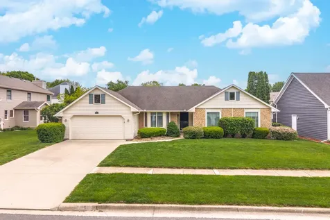 5 Downing Circle Bloomington IL 61704