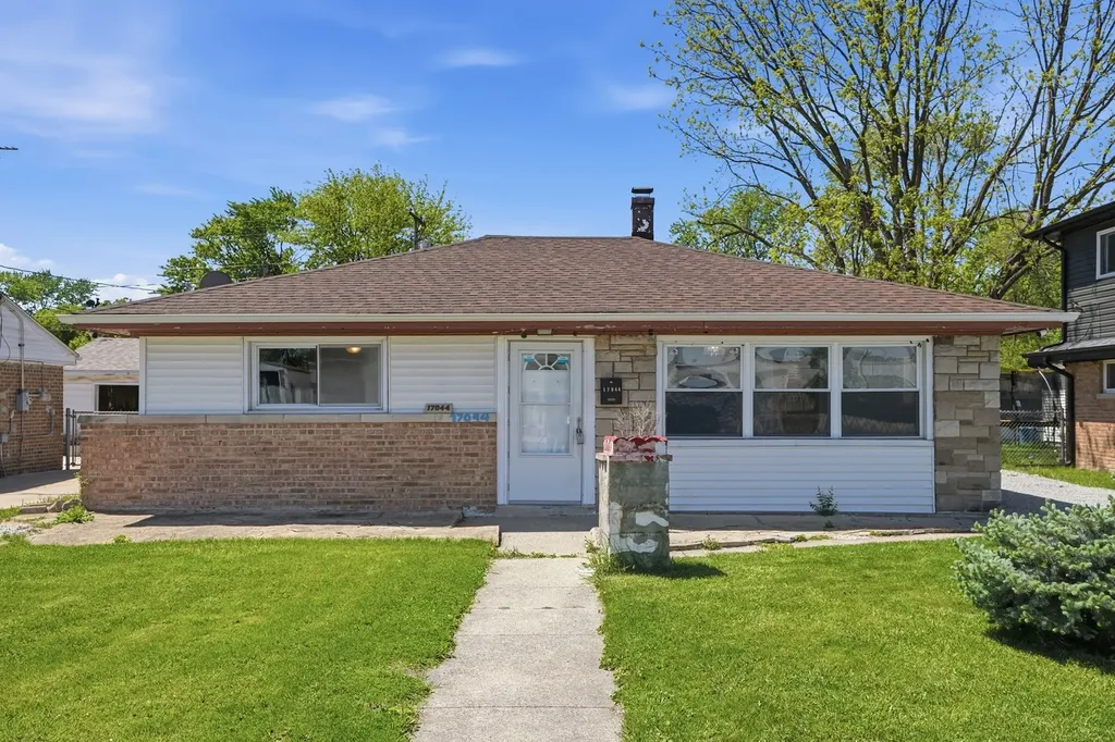 17044 Burnham Avenue Lansing IL 60438