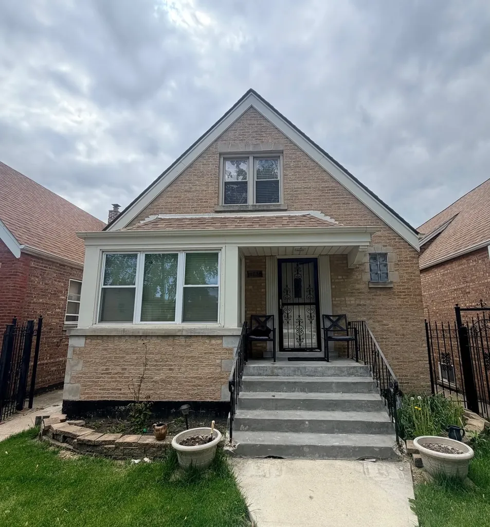 4736 South Campbell Avenue Chicago IL 60632
