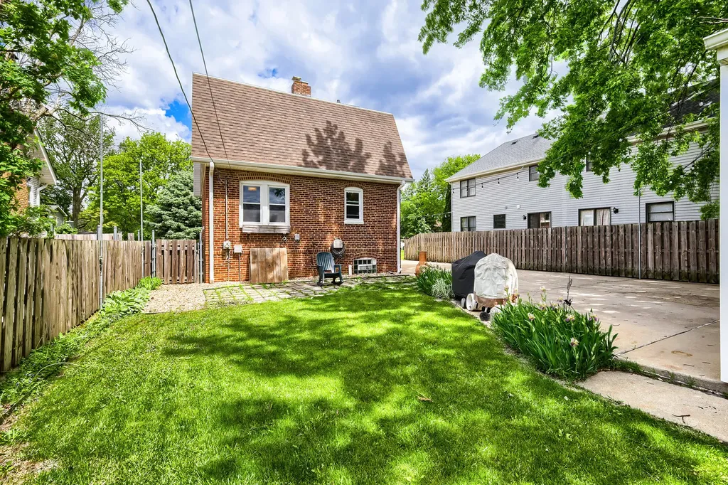 15 West Ann Street Lombard IL 60148