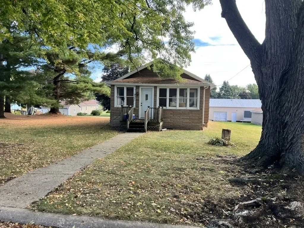 913 South 15th Avenue Freeport IL 61032