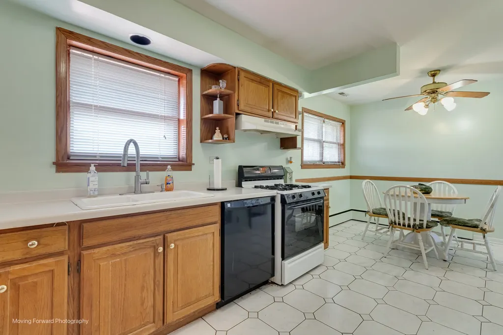 125 North Oak Leaf Drive Addison IL 60101