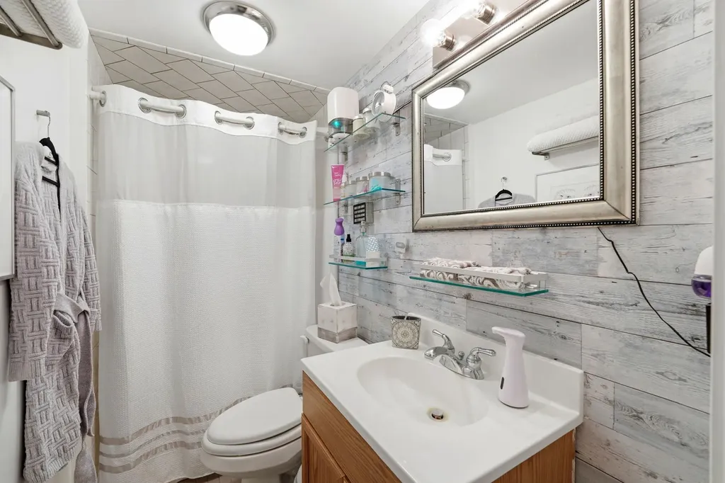 2705 North Monitor Avenue Chicago IL 60639