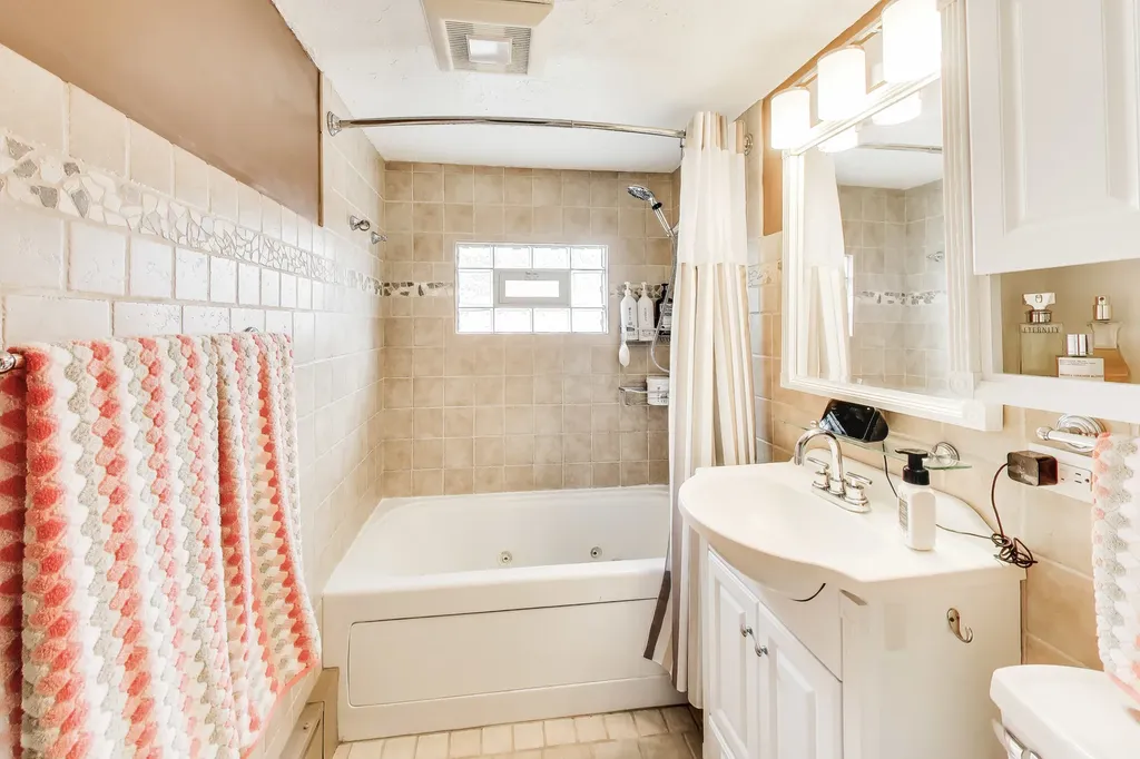 6732 West Rascher Avenue Chicago IL 60656