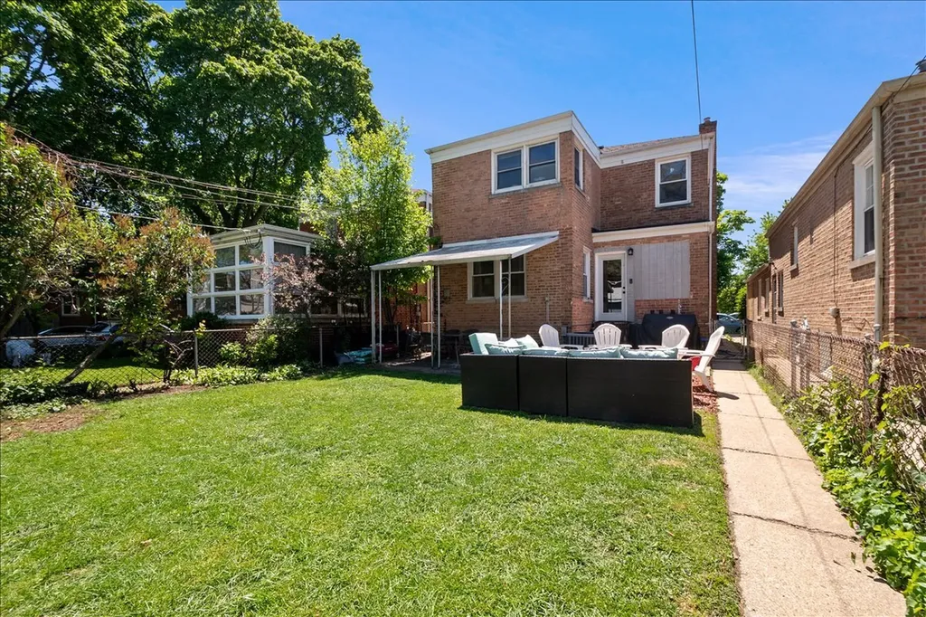 2504 West Jarvis Avenue Chicago IL 60645