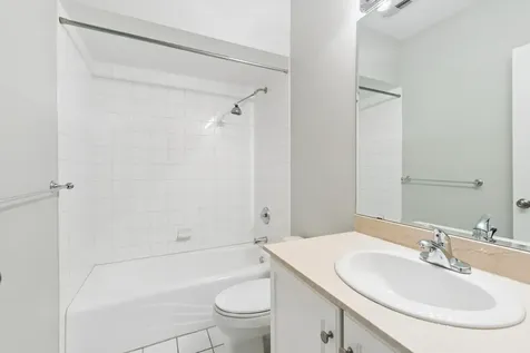 1535 West Oakdale Avenue Chicago IL 60657
