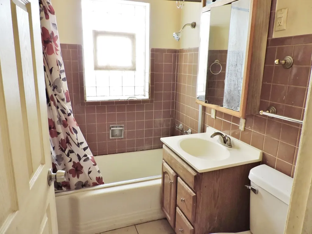8005 South Campbell Avenue Chicago IL 60652