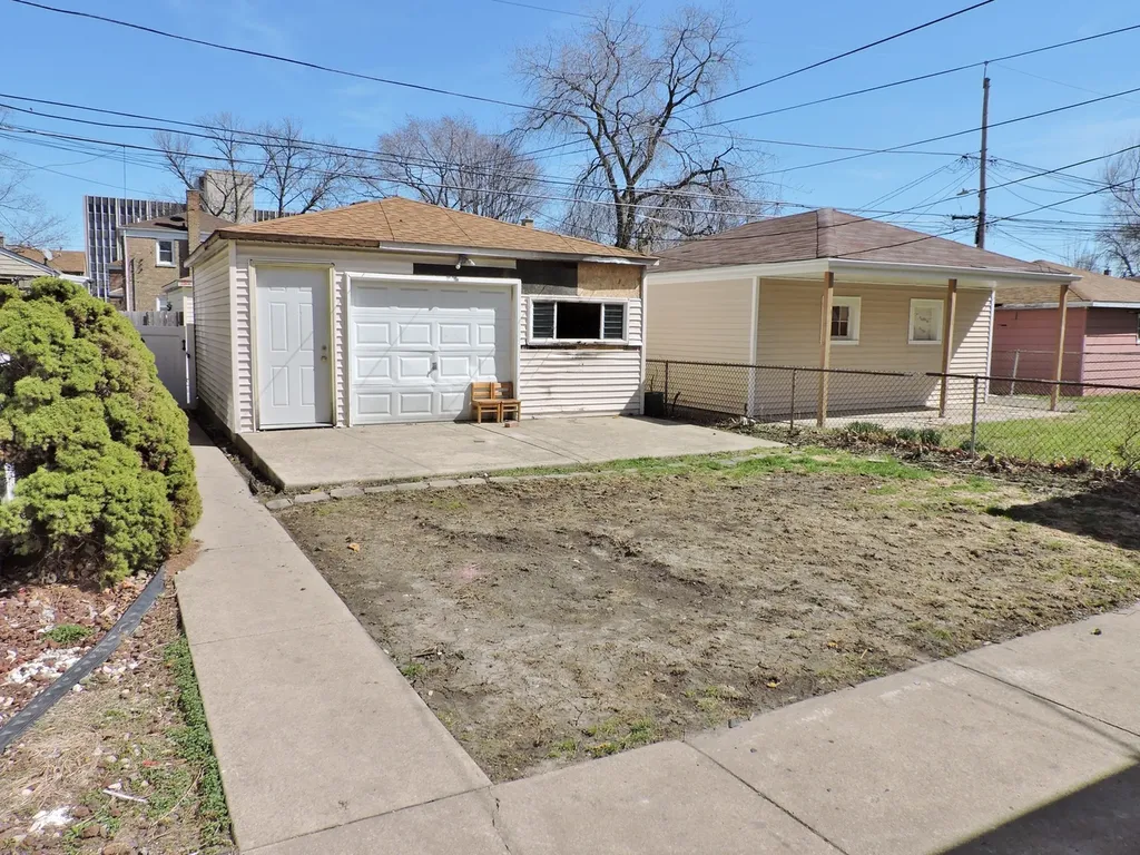 8005 South Campbell Avenue Chicago IL 60652