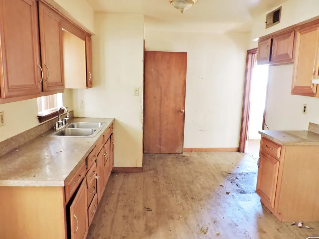 8005 South Campbell Avenue Chicago IL 60652