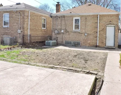 8005 South Campbell Avenue Chicago IL 60652