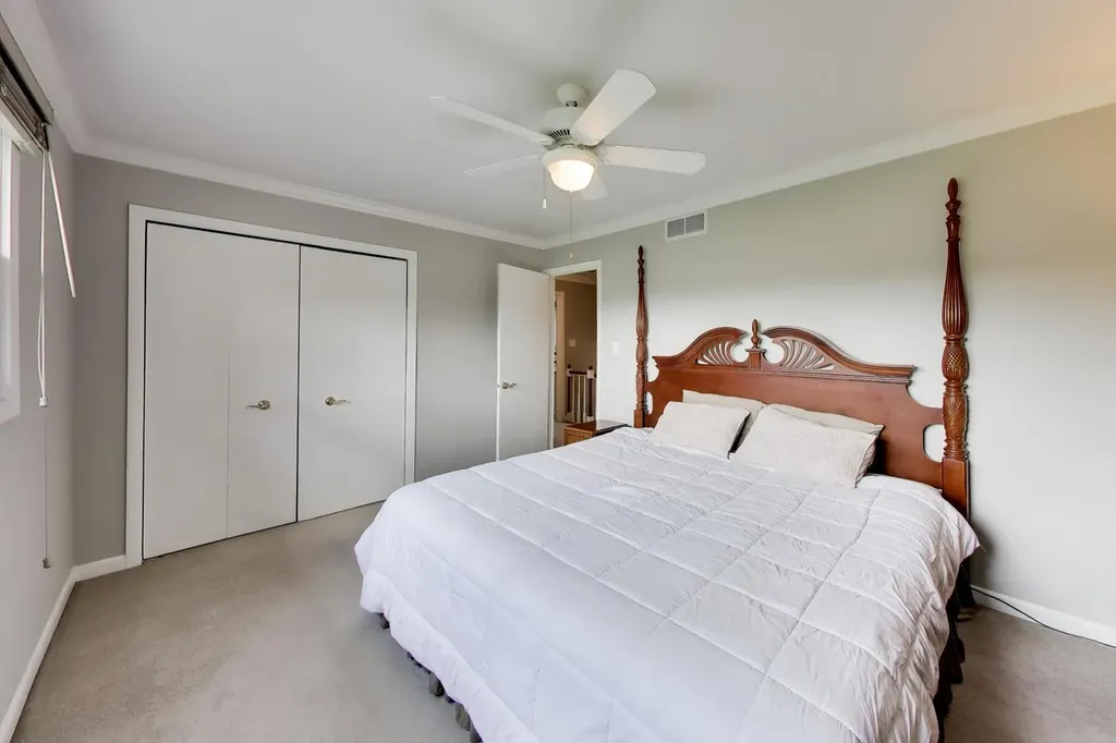 1976 Robert Street Aurora IL 60506