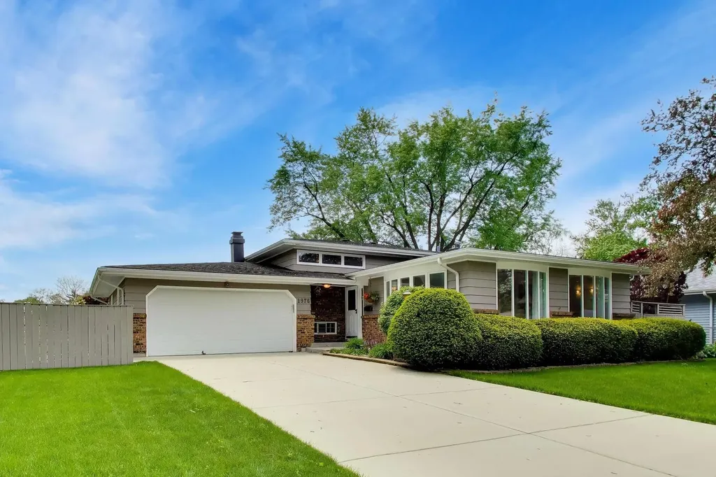 1976 Robert Street Aurora IL 60506