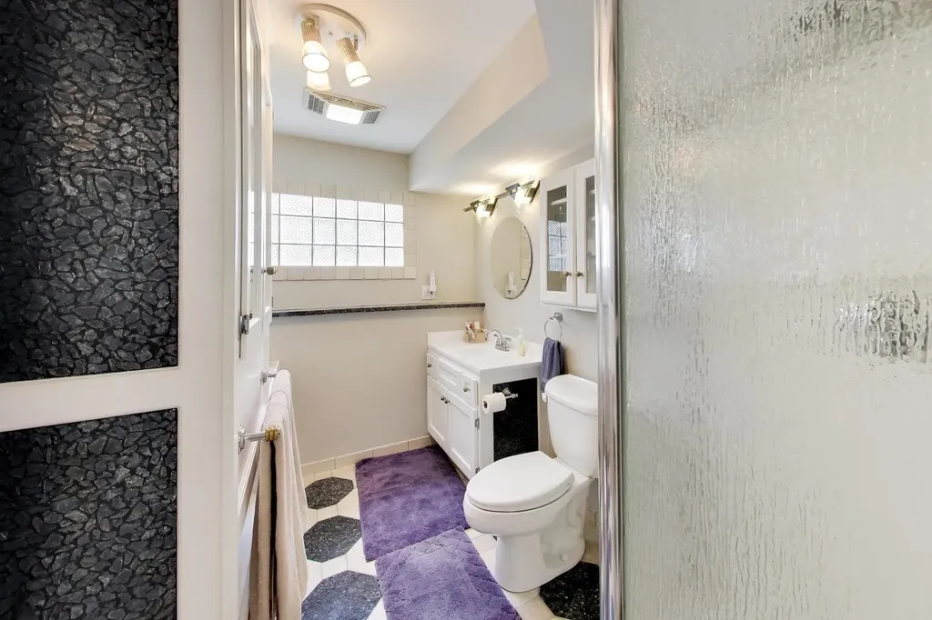 1976 Robert Street Aurora IL 60506
