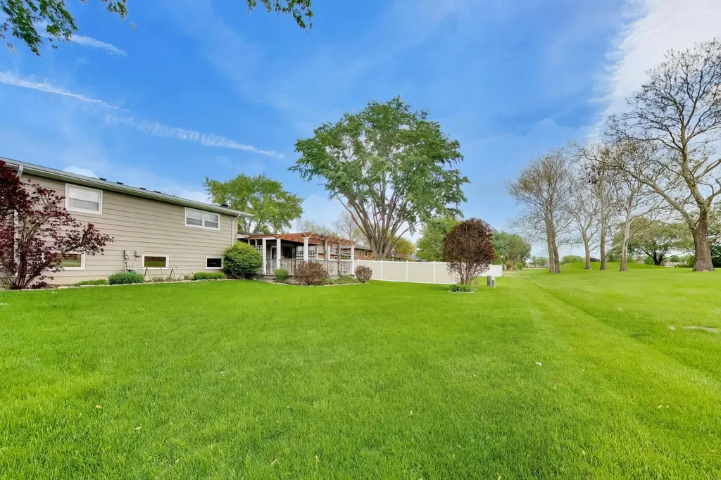1976 Robert Street Aurora IL 60506