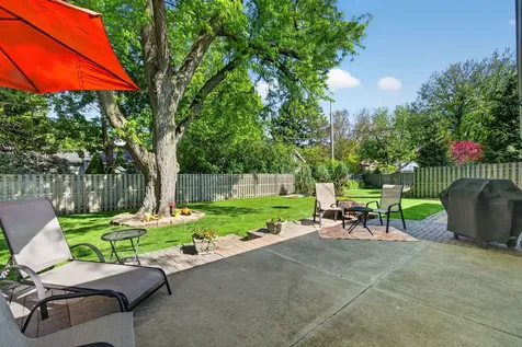 223 Willow Lane Geneva IL 60134