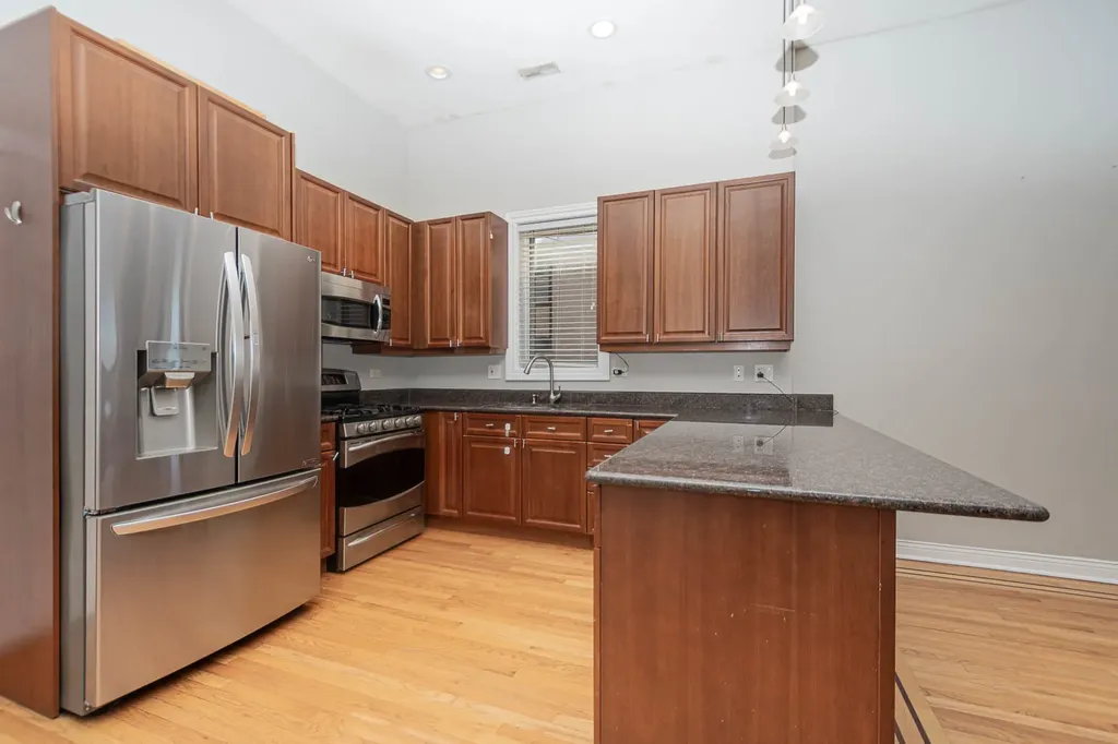 930 West Cuyler Avenue Chicago IL 60613