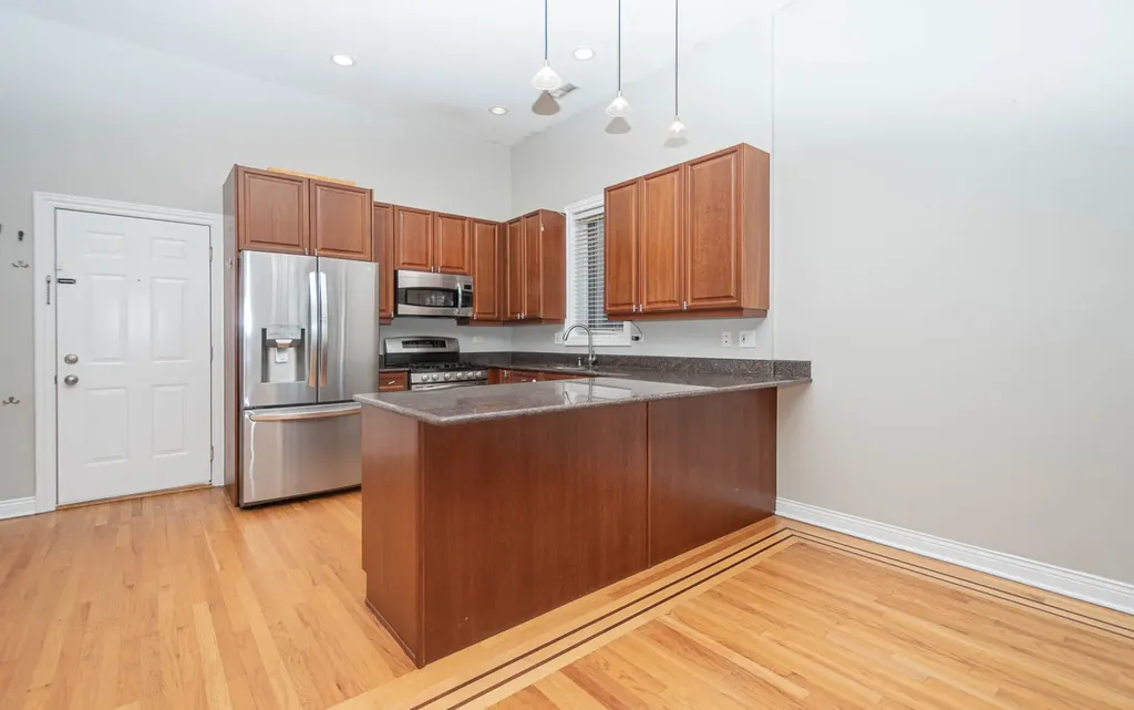 930 West Cuyler Avenue Chicago IL 60613