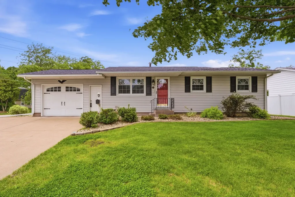 409 25TH Avenue East Moline IL 61244